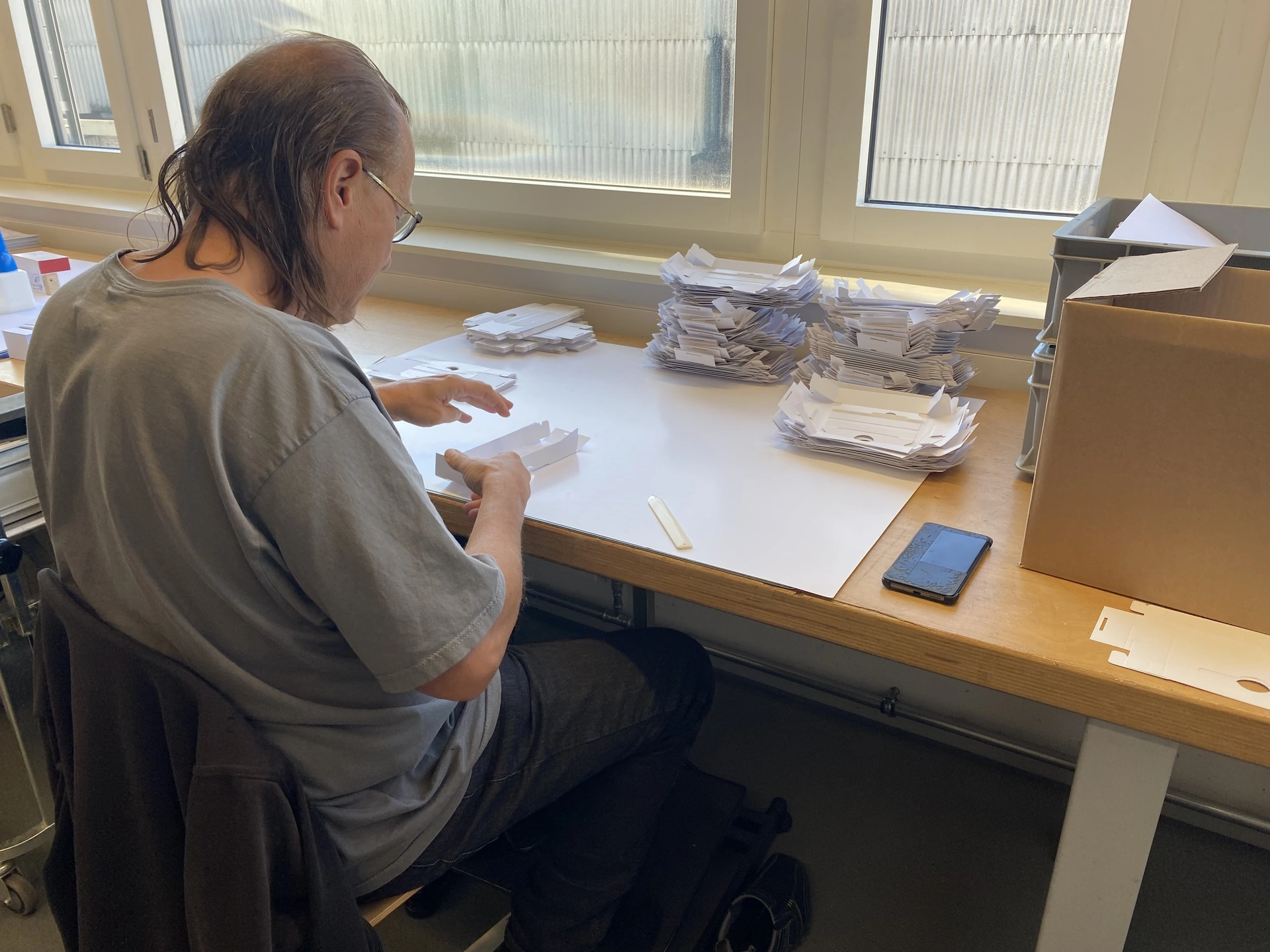 inclusioplus Manufaktur Verpackungen falten